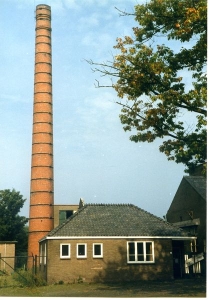 F0303 Groene Kruis gebouw en schoorsteenpijp 1988